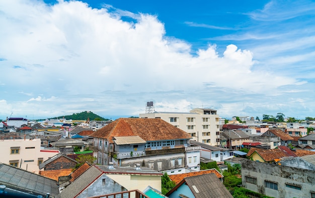 Songkla uitzicht op de stad withblue hemel en baai in Thailand