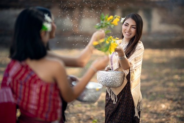 Songkran festival Het meisje spettert water en sluit zich aan bij de Thaise Nieuwjaarstraditie genaamd Songkran Day.