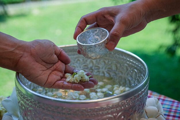 Songkran of Thais nieuwjaarsfestival Thai Traditional Giet water op de handen van gerespecteerde oudsten