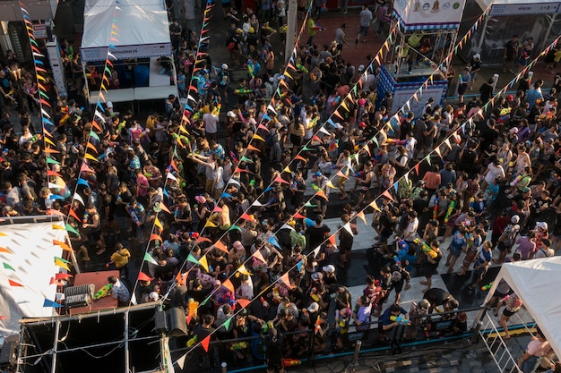 Il songkran water festival è pieno di gente a bangkok