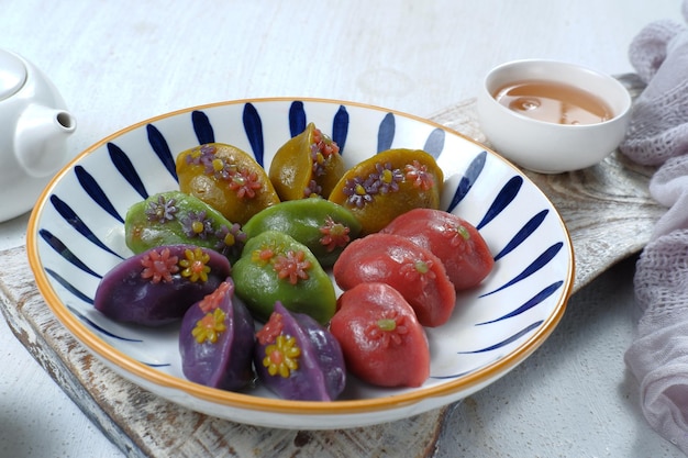 Songpyeon, halvemaanvormige rijstwafel. koreaans traditioneel eten dat wordt gegeten tijdens nieuwjaarsdag of chuseok