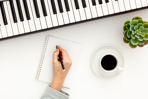 Songwriter of dj-werkplek met synthesizer en koptelefoon