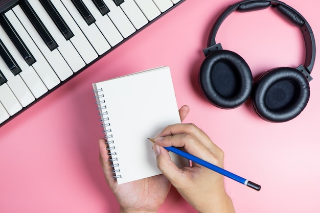 Songwriter schrijft zijn nieuwe muziek op een lege laptop