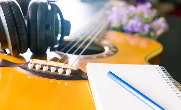 写真 作詞作曲の概念のためのギターのノートとソングライター