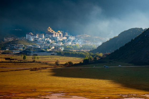 Tempio songzanlin noto anche come ganden (shangri-la), yunnan)