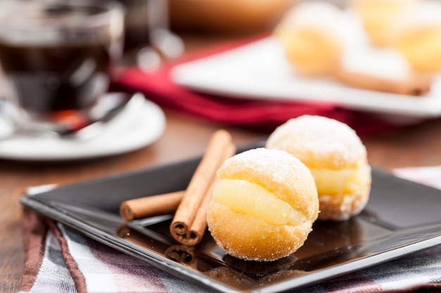 Sonho, una pasticceria tradizionale, prodotta in panetterie brasiliane.