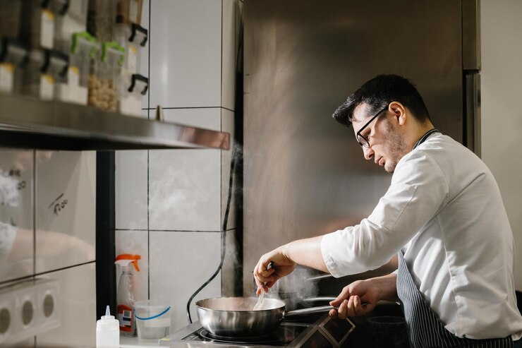 Photo 料理の専門職と人々 の概念男性シェフ料理レストラン kitchenxa でフライパンで