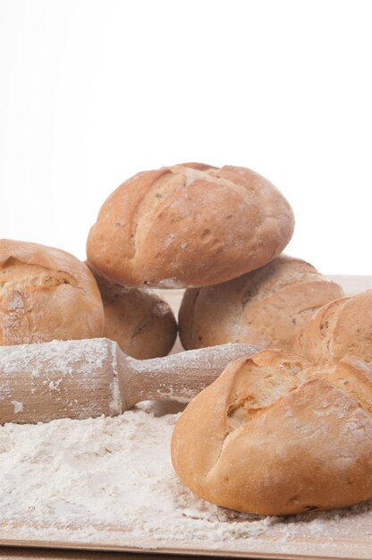 soorten brood vers gebakken met bloem in een bakkerij