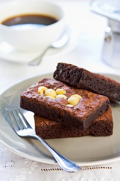 Soorten chocolade brownies bij een kopje koffie