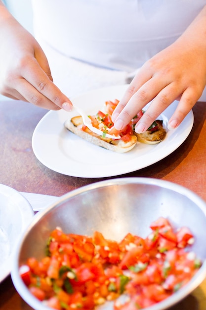 Soorten in kookles bruschetta maken.