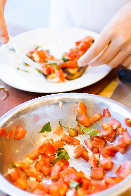 Soorten in kookles bruschetta maken.