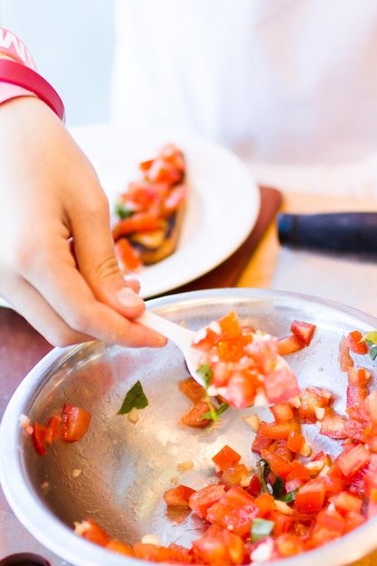 Soorten in kookles bruschetta maken.