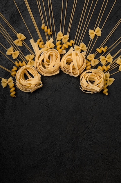 Foto soorten pasta op een zwarte achtergrond