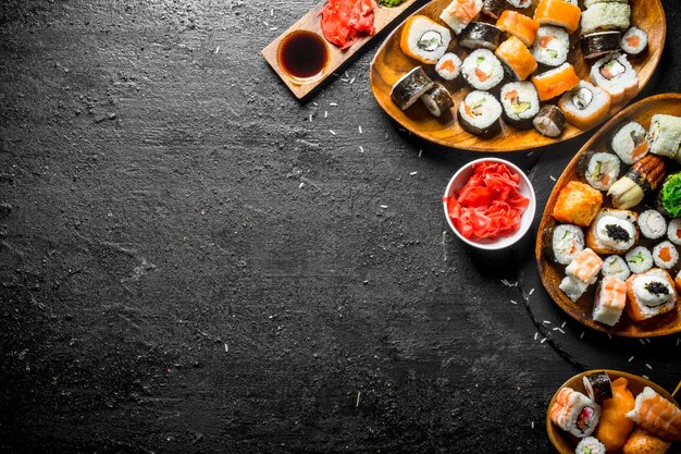 Foto soorten sushi maki en broodjes geserveerd op borden