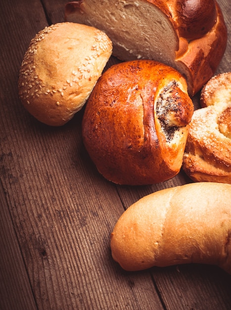 Soorten zelfgebakken brood op de rustieke houten tafel