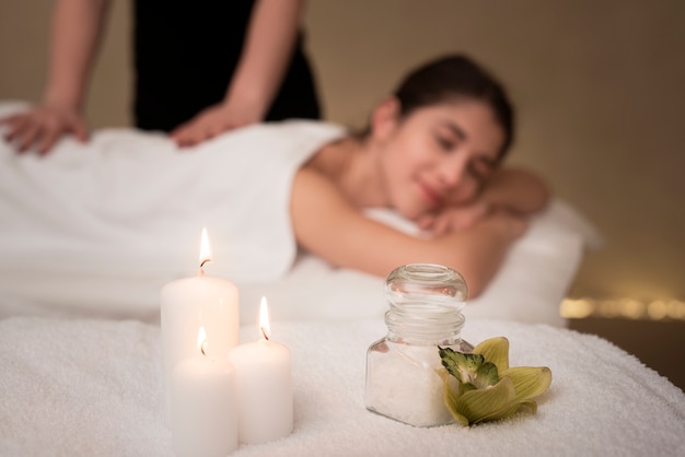 Candele rilassanti spa con donna sfocato