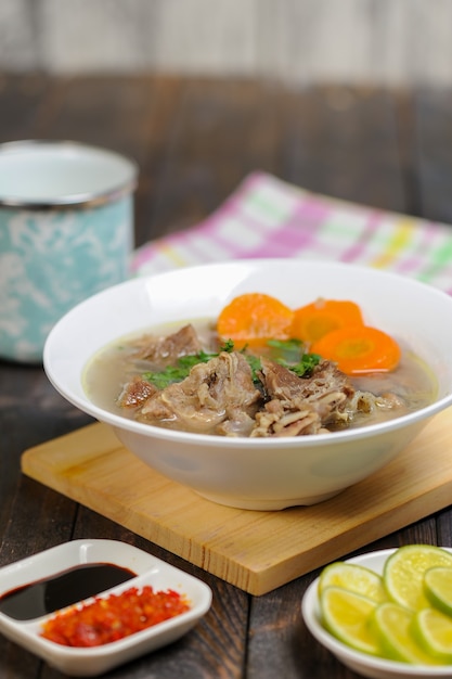 Foto sop kambing of soep geit is een gerecht gemaakt van jong geitenvlees