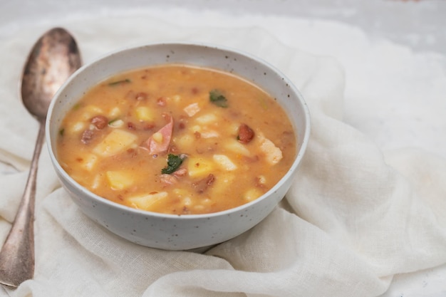 ソパ デ ペドラ プレートに豆とソーセージを入れたポルトガルのストーン スープ