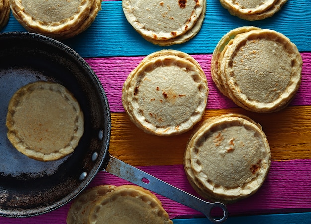 手作りのメキシコの伝統的な食べ物