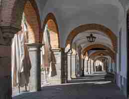 Photo soportales con arcos de ladrillo en la plaza grande de la villa de zafra espana