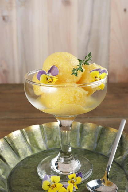 Sorbet nanas Homemade fresh fruit pineapple sorbet ice cream topping with edible flowers