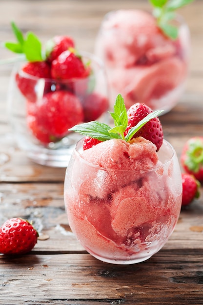 Sorbet with strawberry and mint