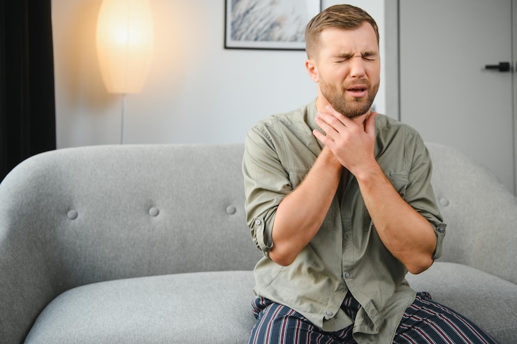 Photo sore throat darkhaired young man having a sore throat