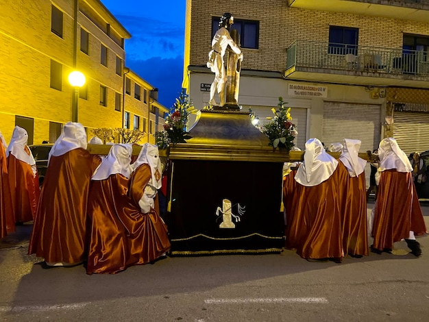 Soria Spanje 11 april 2022 Stille Maandag processie van de Soria broederschap door de straten in de schemering