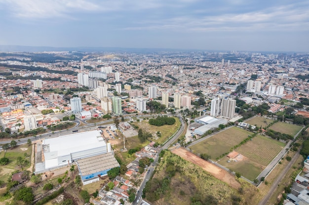 Сорокаба, Сан-Паулу, Бразилия, около августа 2022 года, город Сорокаба, аэрофотоснимок города, вид сверху с дрона
