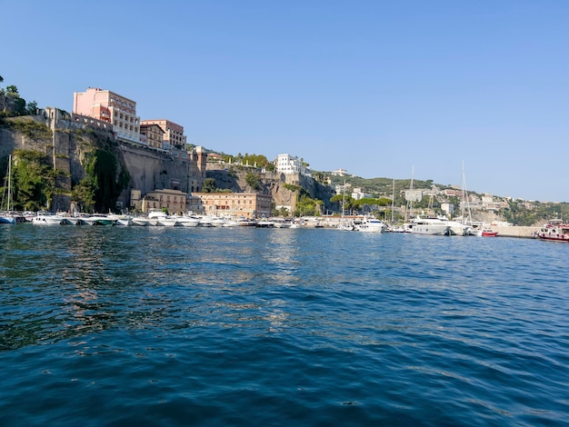 Photo sorrento is a town overlooking the bay of naples in southern italy