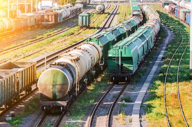 編成中の鉄道貨物列車の整理。