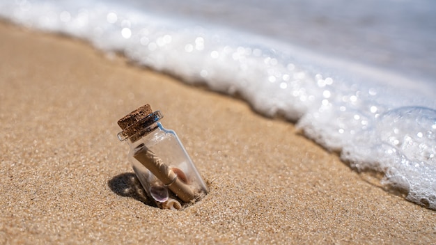 SOS 메시지 In Bottle On Beach