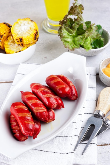 Foto sosis bakar salsiccia alla griglia con salsa e contorno