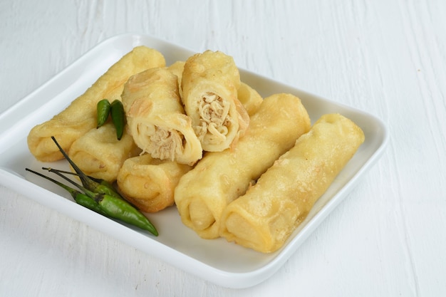 Sosis solo is een indonesische traditionele snackrolled crêpes gevuld met gekruid gehakt of kip