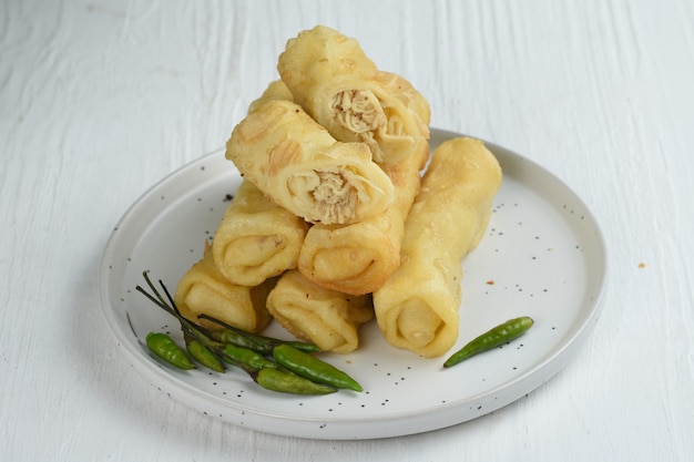 sosis solo is een Indonesische traditionele snackrolled crêpes gevuld met gekruid gehakt of kip