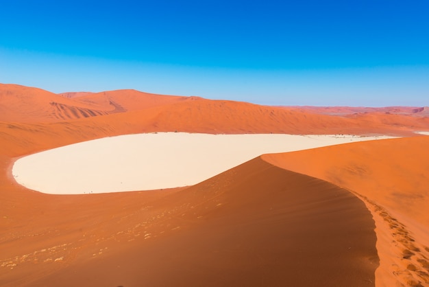 Sossusvlei Namibië, klei en zoutpan omgeven door majestueuze zandduinen. Namib Naukluft National Park, hoofdattractie attractie en reisbestemming in Namibië.