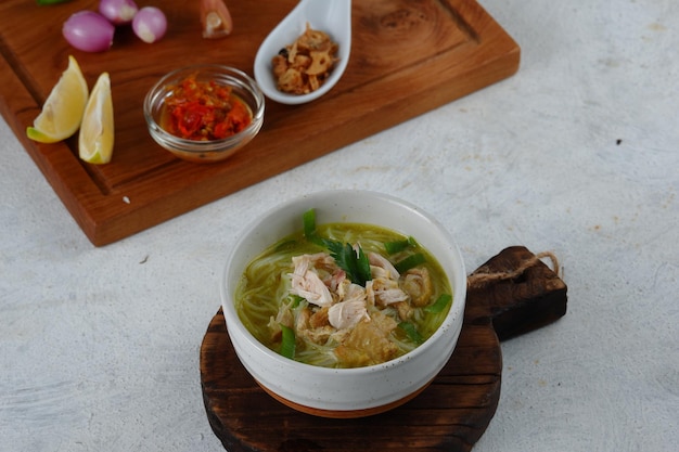 Foto il soto ayam è un alimento tipico indonesiano sotto forma di una specie di zuppa di pollo con una salsa giallastra