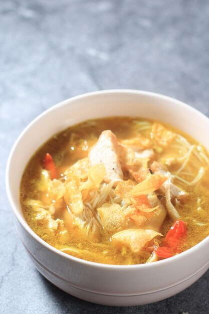 Soto Ayam Kuning is gele kippensoepstijl Een van de Indonesische populaire gerechten