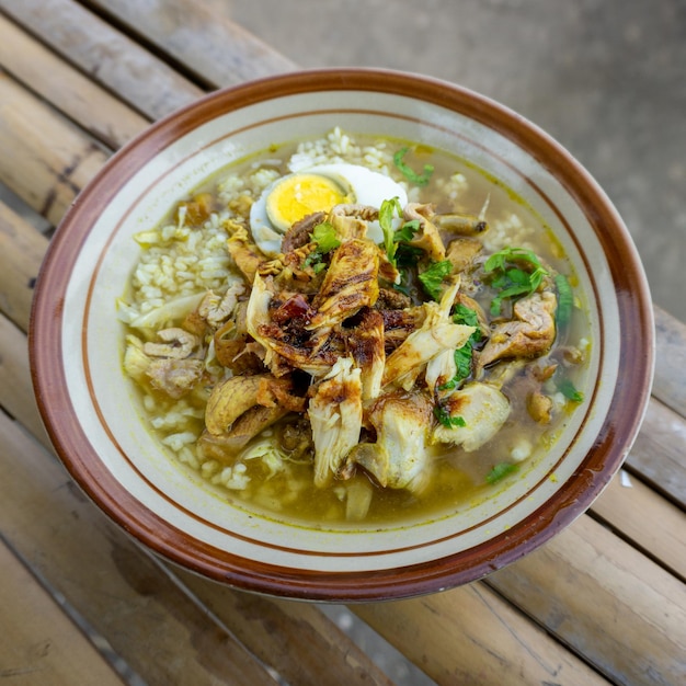 Photo soto ayam lamongan indonesian chicken soup mainly composed with rice chicken and egg