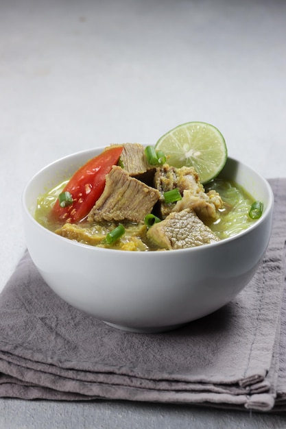 Soto Sapi または Soto Daging は、牛肉のスープに肉のカツレツを加えたインドネシアの特別なスープです。