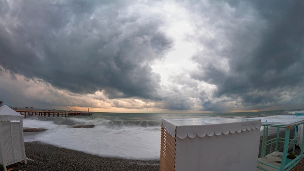 Sotsji Rusland 5 juni 2021 De dijk van de Zwarte Zee nabij de stad Sotsji Adler na de storm Structuren zijn vernietigd omgevallen Zware golven De lucht hangt in de wolken