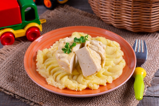 魚のスフレ。子供のための夕食または昼食。子供のための食べ物