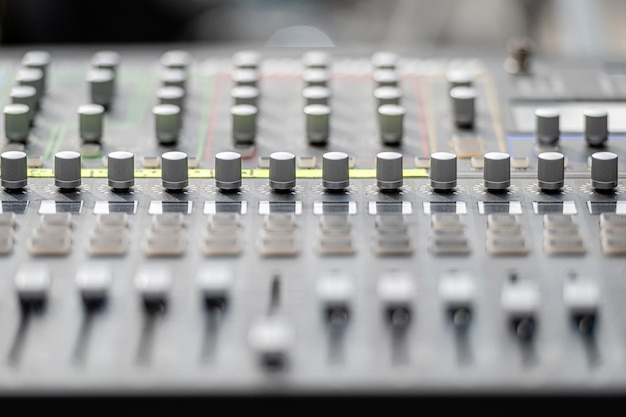 Панель управления звуком и аудиомикшером с кнопками и ползунками Консоль звукового микшера Аудиомикшер