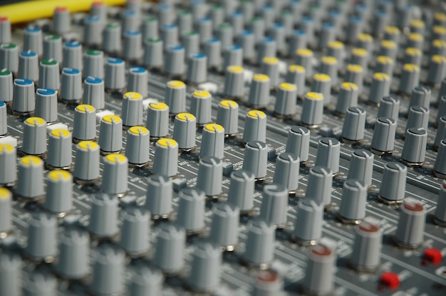 Sound mixing console