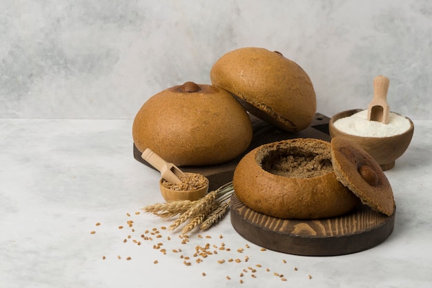 Foto zuppa pane dietetico nero su sfondo bianco composizione