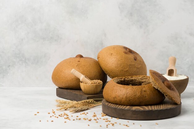 Foto zuppa pane dietetico nero su sfondo bianco composizione