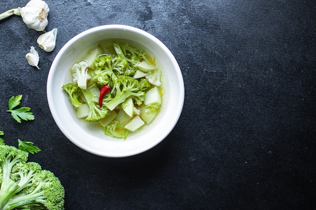 Zuppa di broccoli cavolfiori verdure in un piatto sul tavolo primo piatto cibo sano