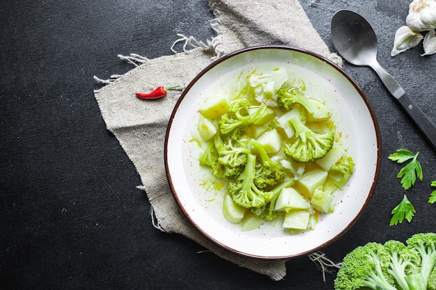 Суп брокколи и цветная капуста овощи в тарелке на столе первое блюдо здорового питания