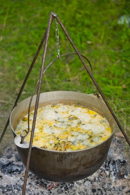 Foto la zuppa in una casseruola si prepara sul fuoco