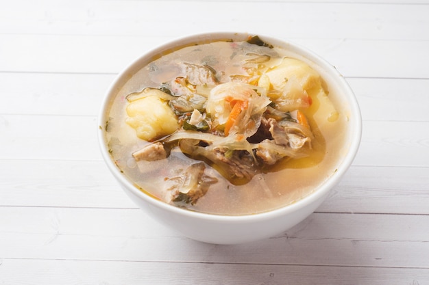 Zuppa di crauti, brodo di carne nel piatto.